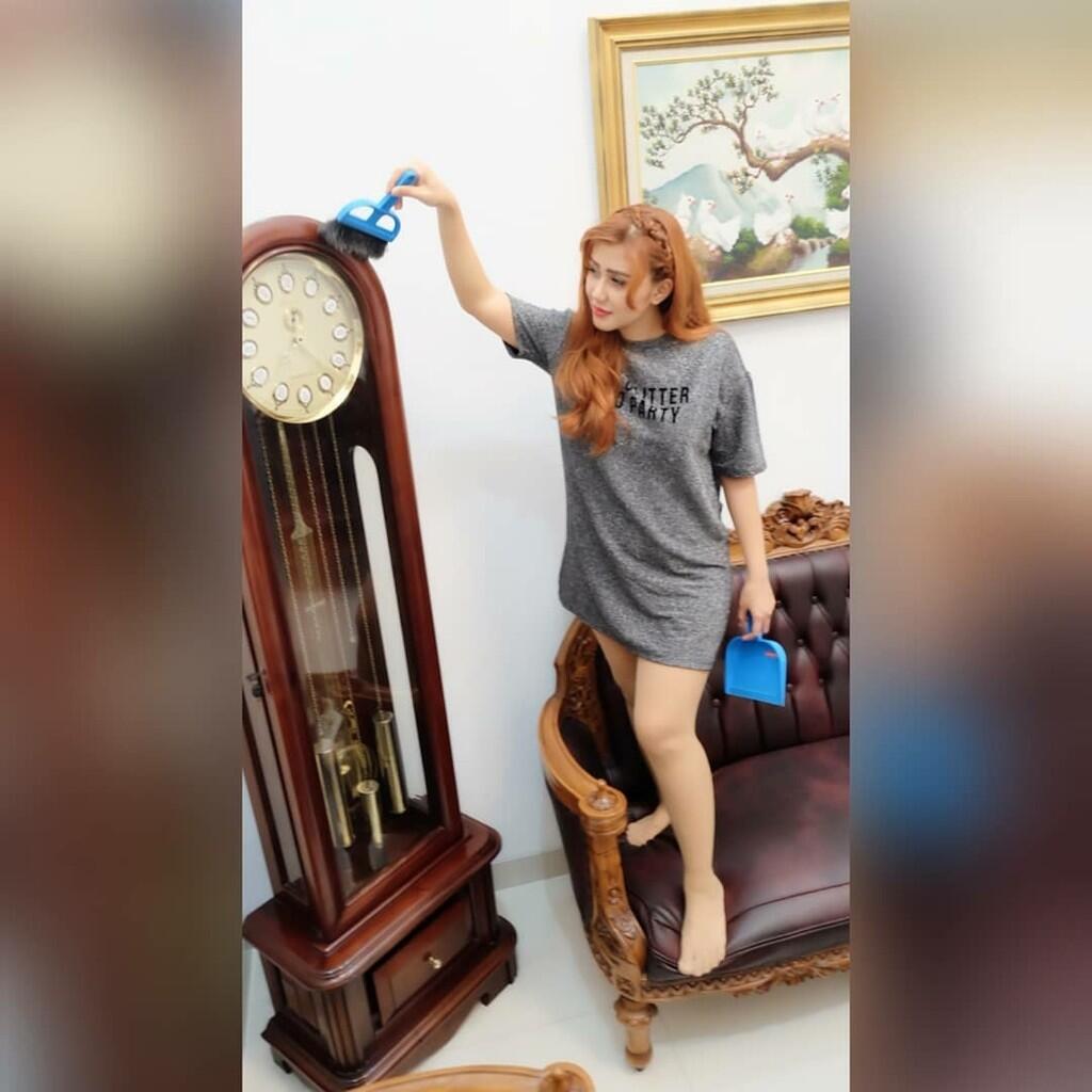 Rey Utami Bersih-Bersih Rumah, Netizen Fokus Ke Bagian Bawah