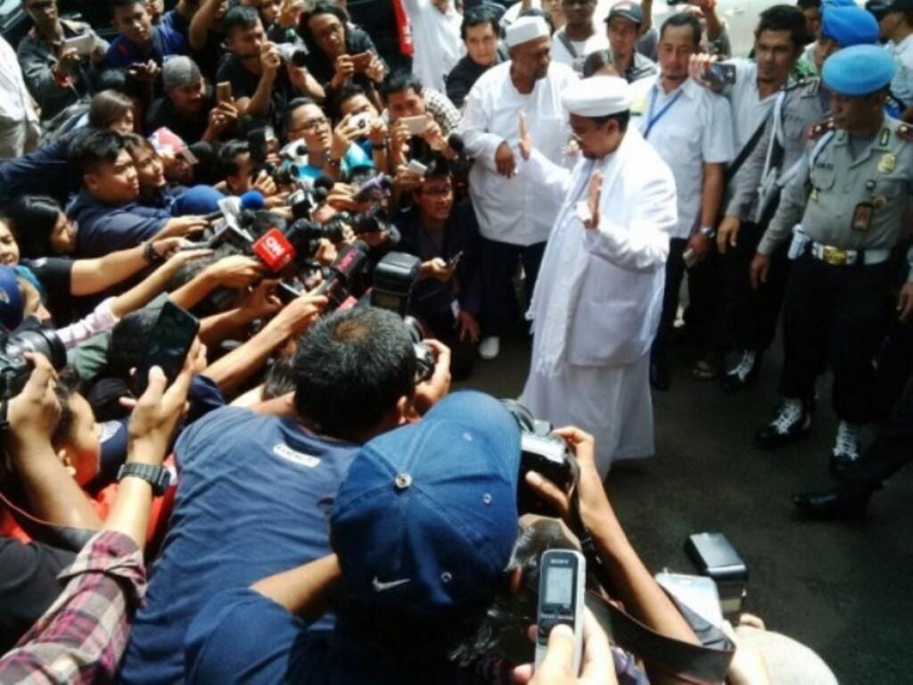 Rizieq Shihab Tak Pulang Dalam Waktu Dekat