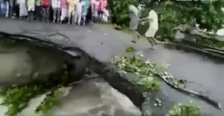 UDAH TAHU JEMBATAN MAU AMBLAS, TETEP AJA NEKAT. BEGINI AKIBATNYA