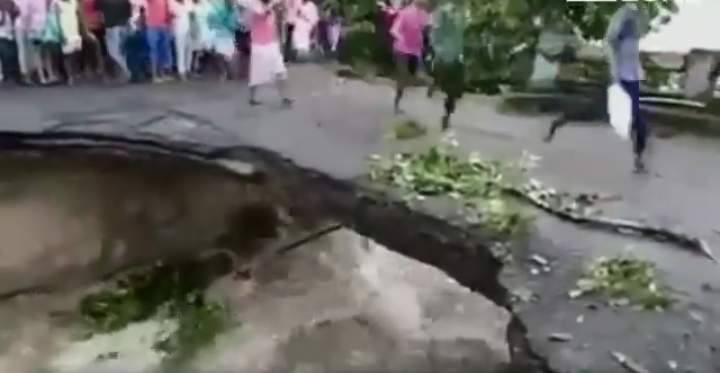 UDAH TAHU JEMBATAN MAU AMBLAS, TETEP AJA NEKAT. BEGINI AKIBATNYA