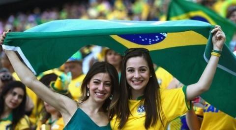 Super Cetar! 10 Potret Suporter Brazil Ini Seperti Super Model Papan Atas