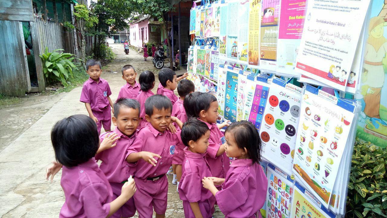 Ikutan Bazaar pas Tahun Ajaran Baru, Laris Manis Jualan Poster Belajar !!!