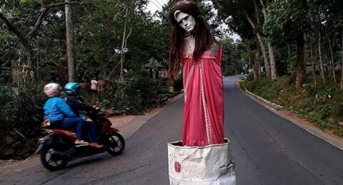 Patung di Tengah Jalan Semarang Ini Bikin Heboh Warga