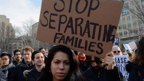 Kunjungi Anak Imigran, Jaket Melania Trump Bikin Publik Marah. Kenapa?