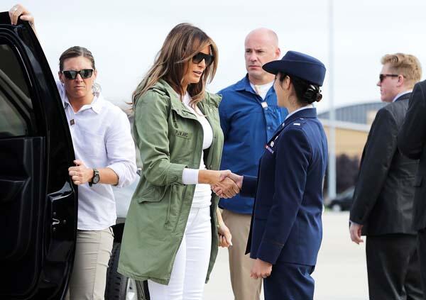 Kunjungi Anak Imigran, Jaket Melania Trump Bikin Publik Marah. Kenapa?