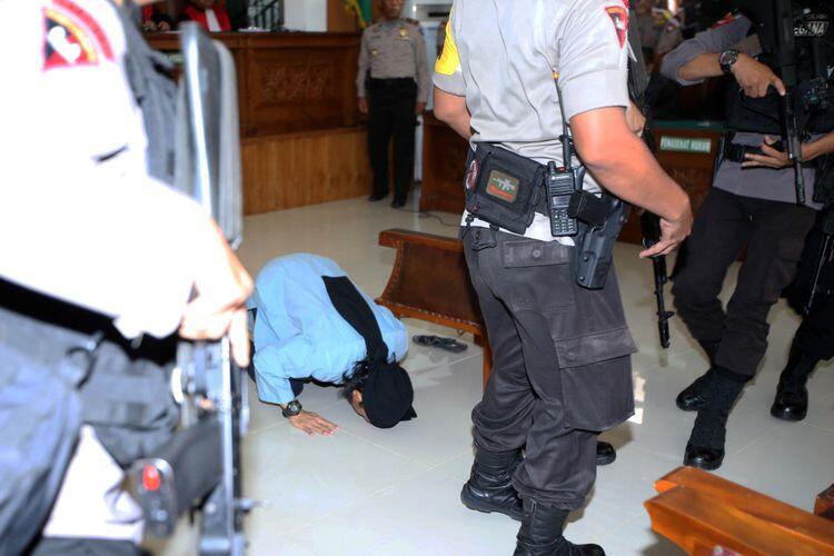 Aman Abdurrahman Langsung Sujud di Ruang Sidang Setelah Divonis Hukuman Mati
