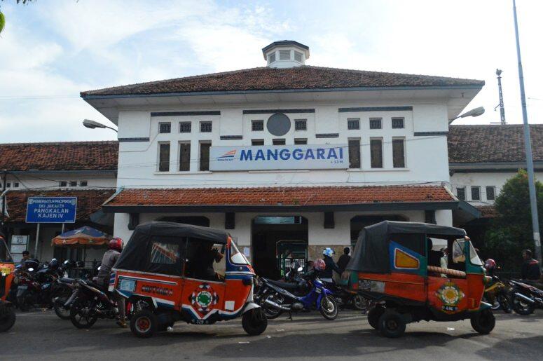 Cintaku Tertahan di Stasiun Manggarai