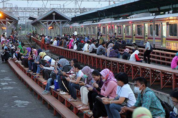 Cintaku Tertahan di Stasiun Manggarai