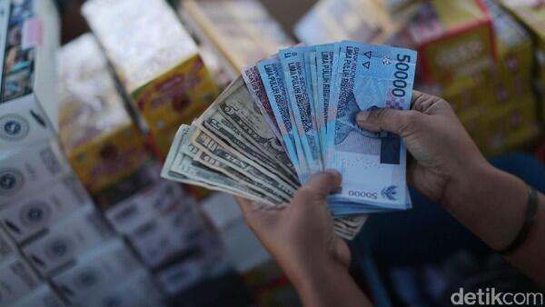 Rupiah Keok Lawan Dolar AS, Kenaikan Suku Bunga BI Tak Mujarab?