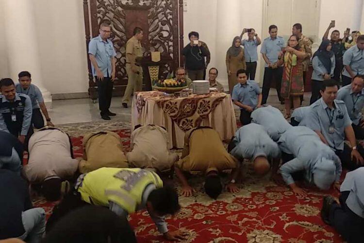 Bau Hilang, Sandiaga Berniat Ubah Warna Kali Item Wisma Atlet