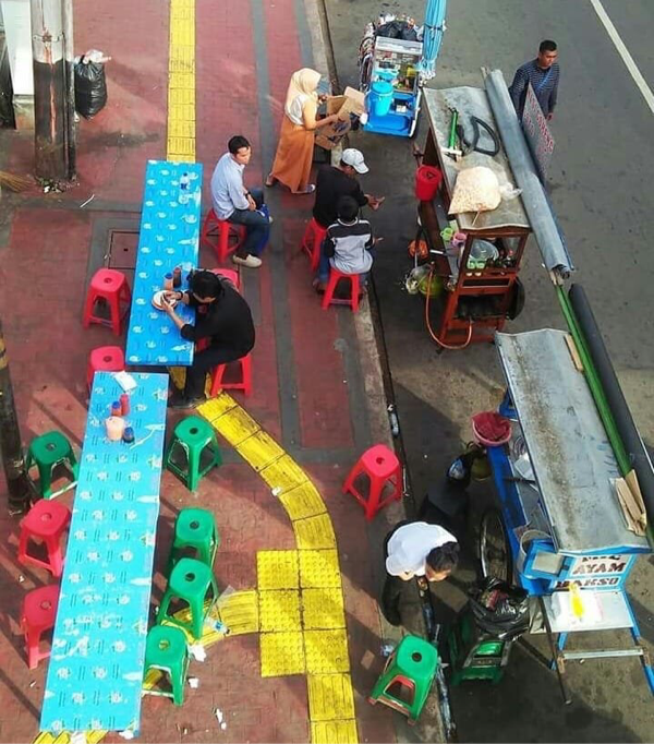 Menengok Saluran Air Penuh Sampah di Duren Sawit