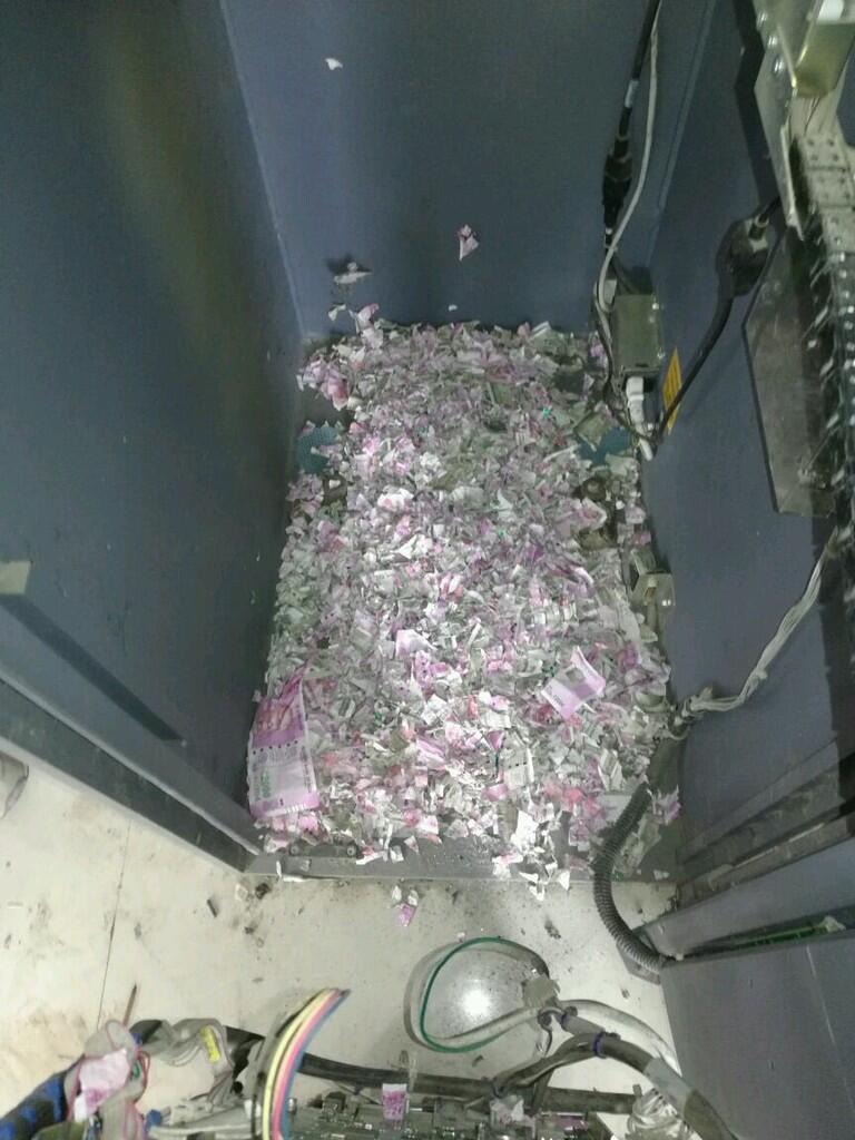 UANG DI DALAM MESIN ATM MENDADAK HANCUR DAN SOBEK.. TERNYATA INI PENYEBABNYA