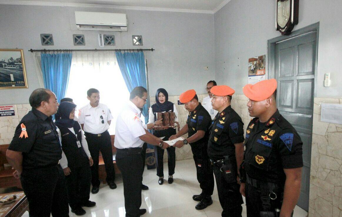 Petugas Polsuska Penangkap Pelempar Batu Diberi Penghargaan