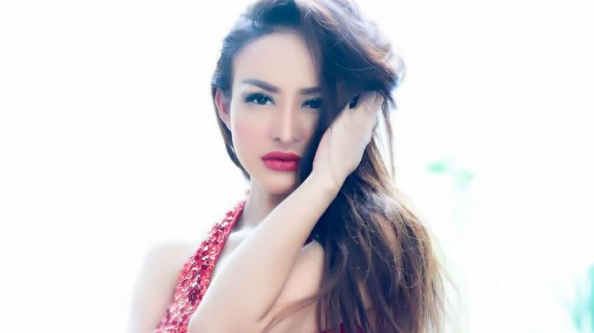 Baju Renang Melorot, Netizen Soroti Puting Cynthiara Alona