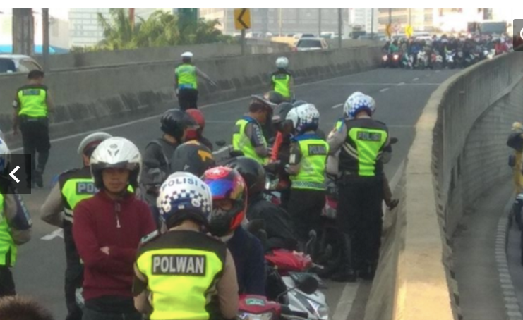 Ini Para Pemotor Nakal Hindari Razia yang Mirip Pasukan Siap Perang
