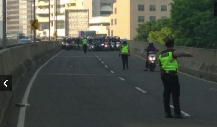 Ini Para Pemotor Nakal Hindari Razia yang Mirip Pasukan Siap Perang