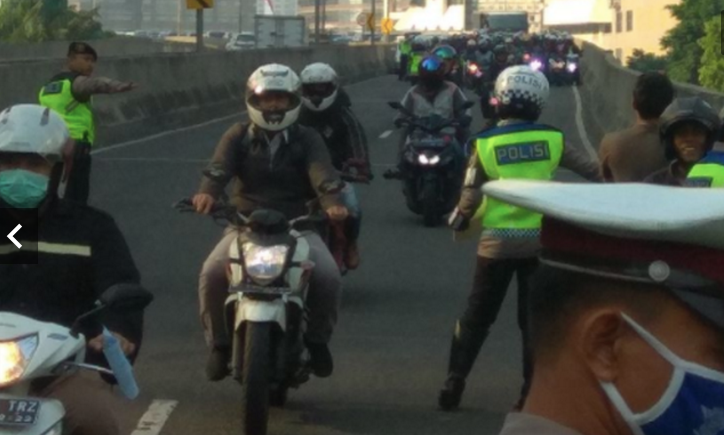 Ini Para Pemotor Nakal Hindari Razia yang Mirip Pasukan Siap Perang