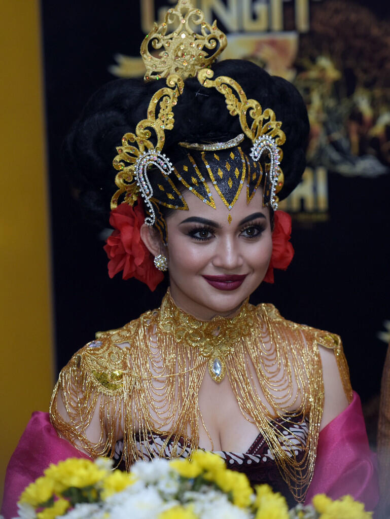 Ariel Tatum, Terlihat anggun pakai Kostum Wayang Orang