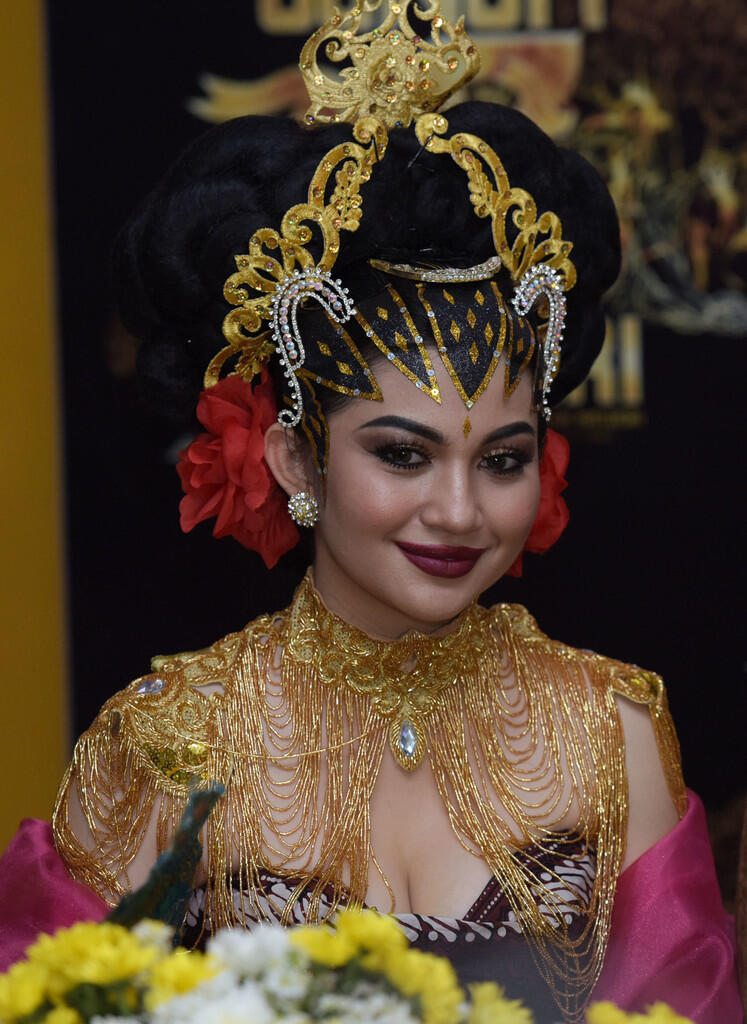 Ariel Tatum, Terlihat anggun pakai Kostum Wayang Orang