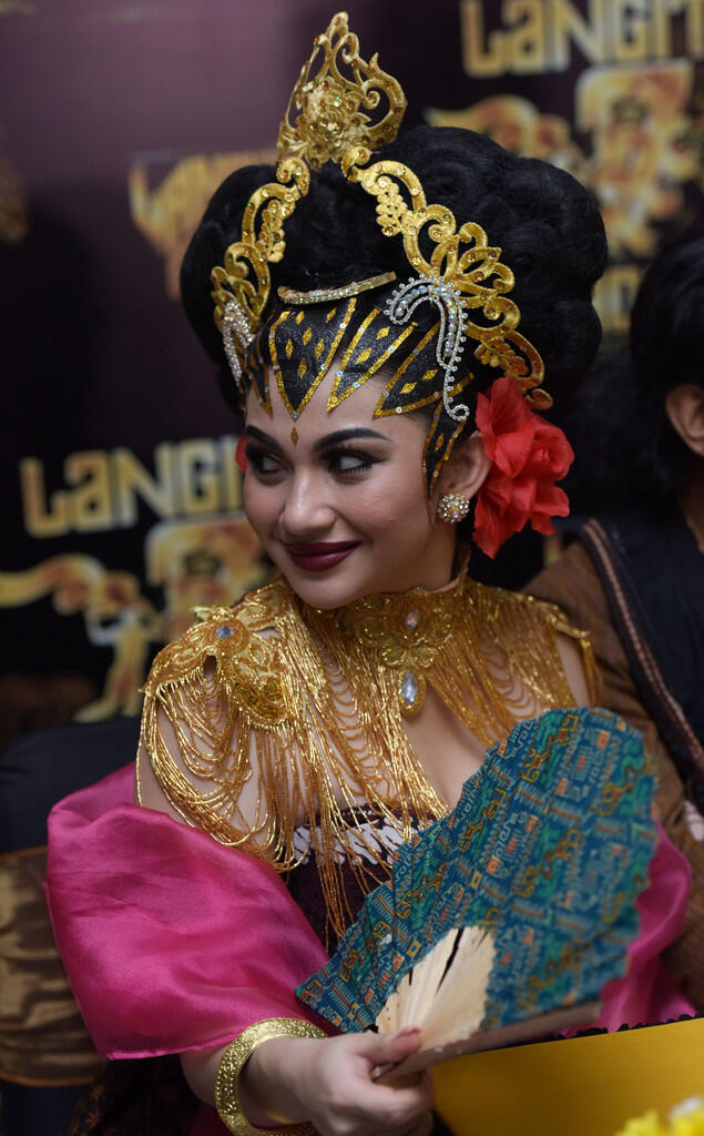 Ariel Tatum, Terlihat anggun pakai Kostum Wayang Orang