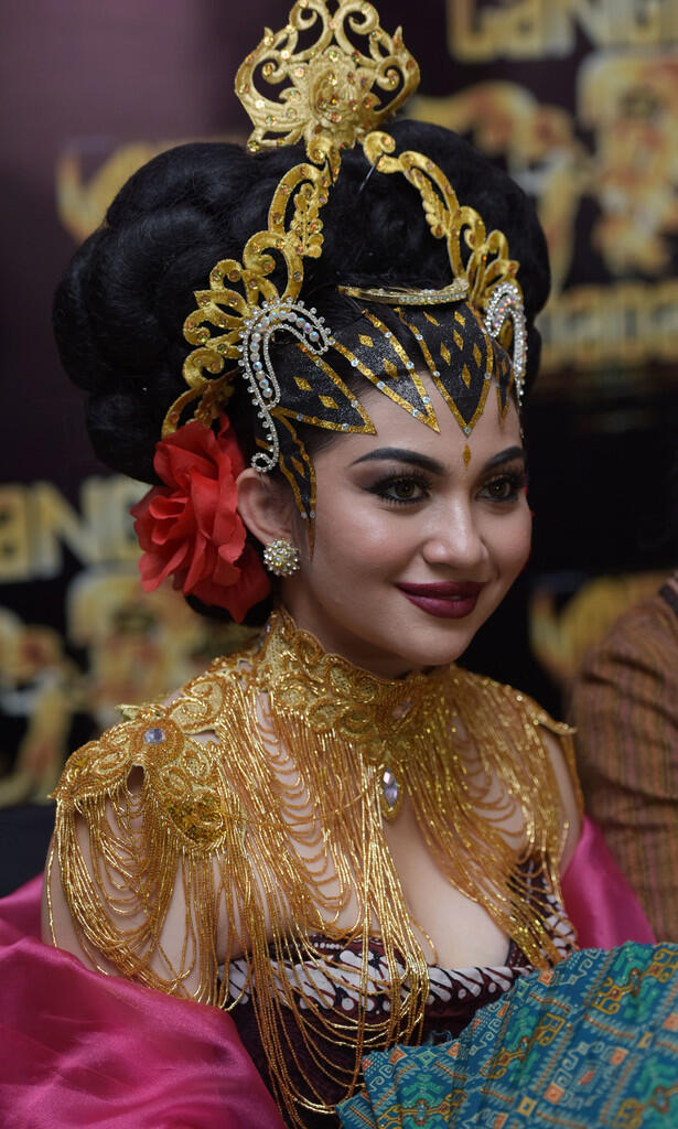 Ariel Tatum, Terlihat anggun pakai Kostum Wayang Orang