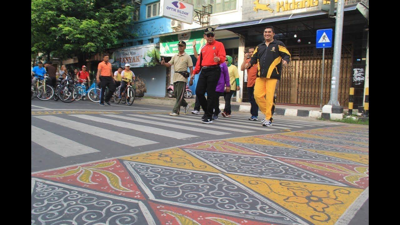 9 Zebra Cross Unik Ini Dijamin Bikin Penyeberang Jadi Taat Aturan