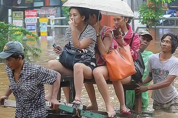 HUJAN DIPAGI HARI YANG BIKIN ROMANTIS.