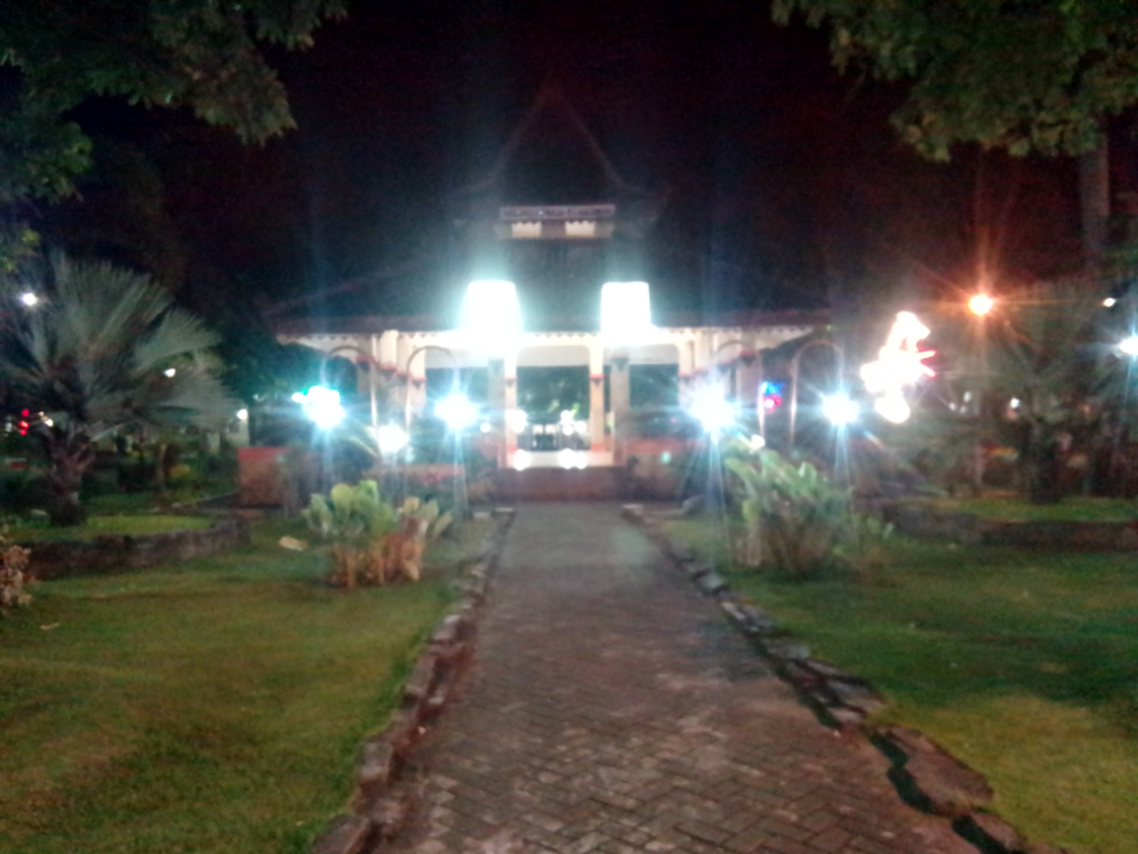 Menengok Alun-Alun Terbesar di Jawa Timur