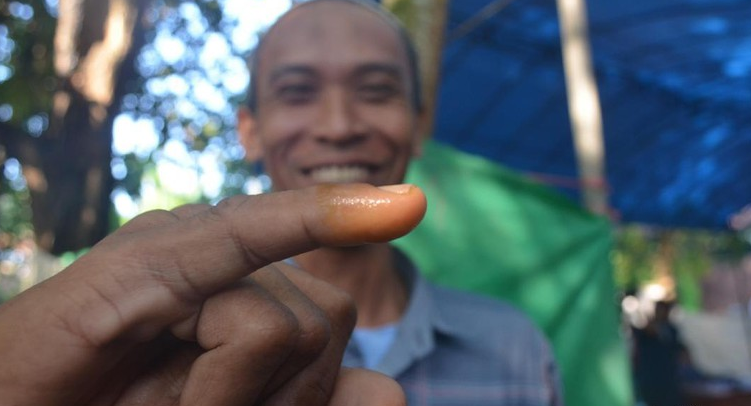 Takut tak sah salat, warga Cirebon pakai tinta kunyit di TPS