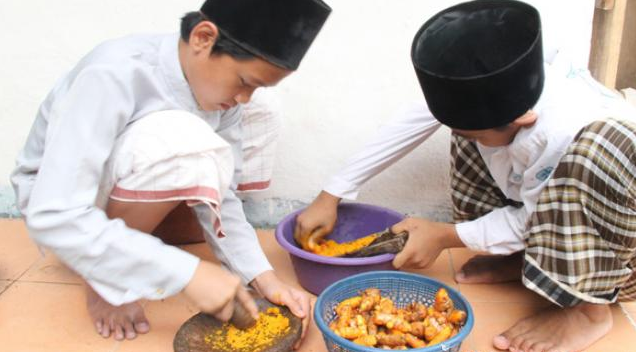 Takut tak sah salat, warga Cirebon pakai tinta kunyit di TPS