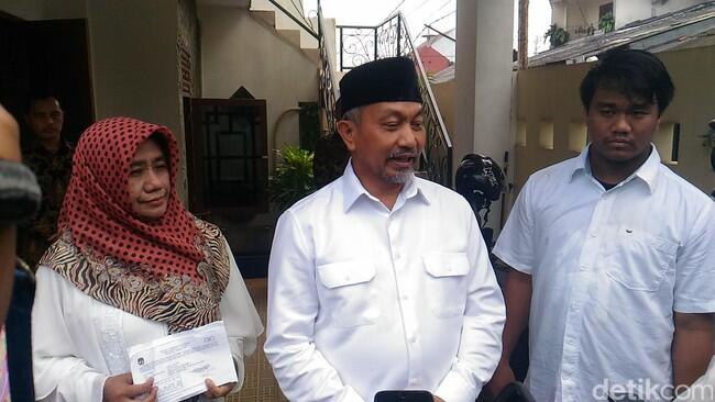 Momen Syaikhu Gendong Cucu hingga Pamer 3 Jari di TPS