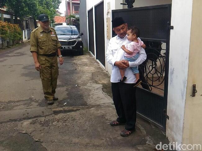 Momen Syaikhu Gendong Cucu hingga Pamer 3 Jari di TPS