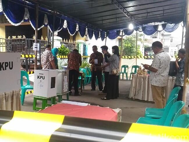 Momen Syaikhu Gendong Cucu hingga Pamer 3 Jari di TPS