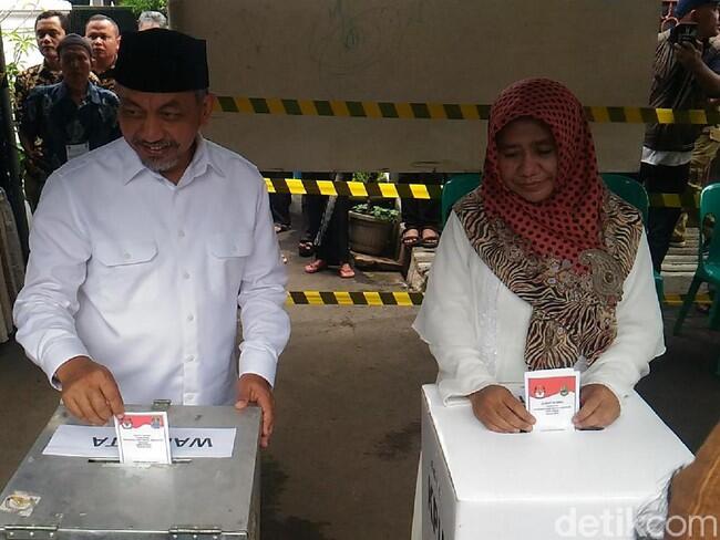 Momen Syaikhu Gendong Cucu hingga Pamer 3 Jari di TPS