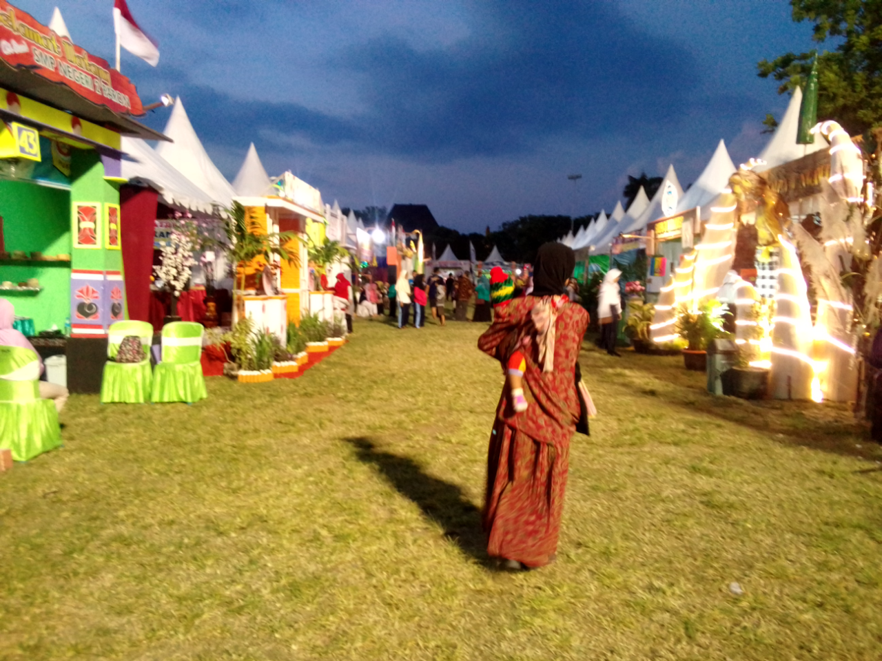 Menengok Alun-Alun Terbesar di Jawa Timur