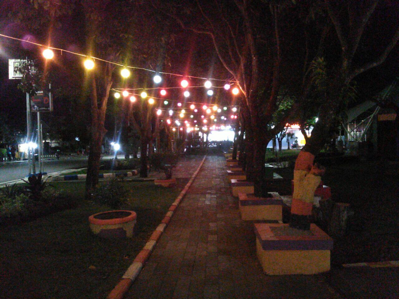 Menengok Alun-Alun Terbesar di Jawa Timur