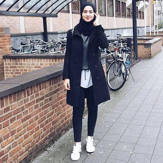 Sisi Femininmu Makin Tak Terbantahkan Walau Serba Hitam. Nggak Kayak Anak Emo