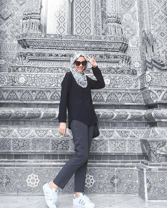 Sisi Femininmu Makin Tak Terbantahkan Walau Serba Hitam. Nggak Kayak Anak Emo