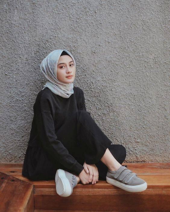 Sisi Femininmu Makin Tak Terbantahkan Walau Serba Hitam. Nggak Kayak Anak Emo