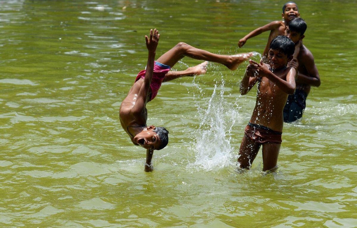 Masih Jernih, Ini 6 Hal Unik Masa Kecil Saat Berenang di Kali Kampung
