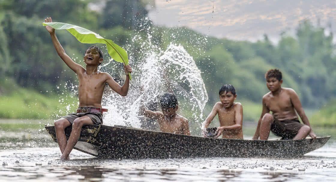 Masih Jernih, Ini 6 Hal Unik Masa Kecil Saat Berenang di Kali Kampung