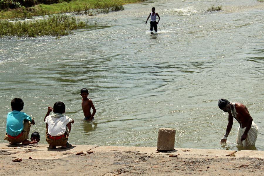 Masih Jernih, Ini 6 Hal Unik Masa Kecil Saat Berenang di Kali Kampung