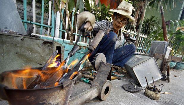7 Profesi Hits Zaman Dulu yang Kini Hampir Punah, Kamu Pernah Tahu?