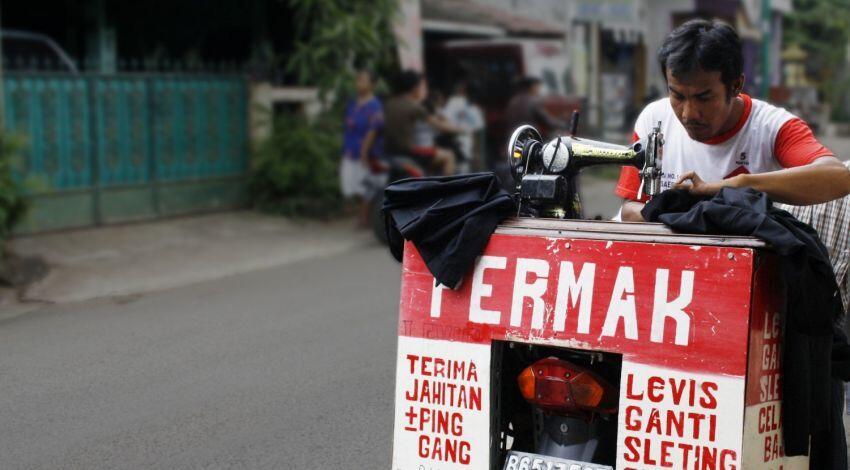 7 Profesi Hits Zaman Dulu yang Kini Hampir Punah, Kamu Pernah Tahu?