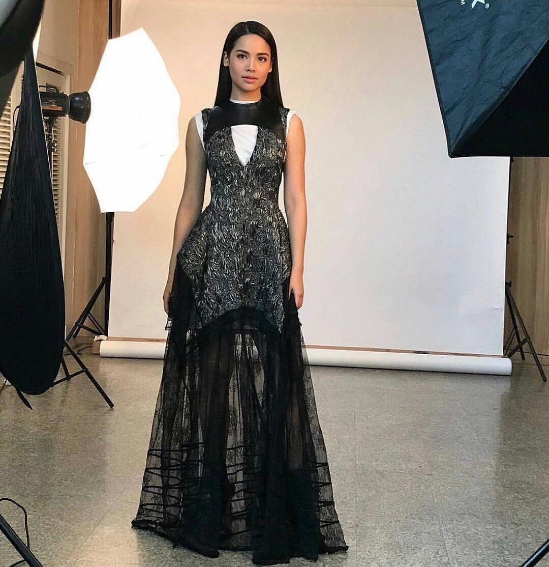 9 Outwear Monokrom ala Urassaya Sperbund Bikin Kamu Anggun Bak Ratu!