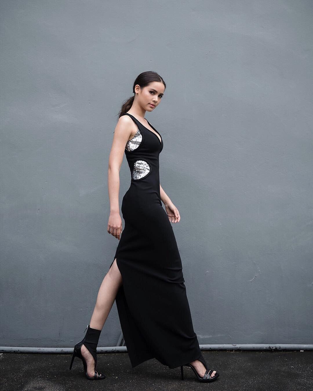 9 Outwear Monokrom ala Urassaya Sperbund Bikin Kamu Anggun Bak Ratu!