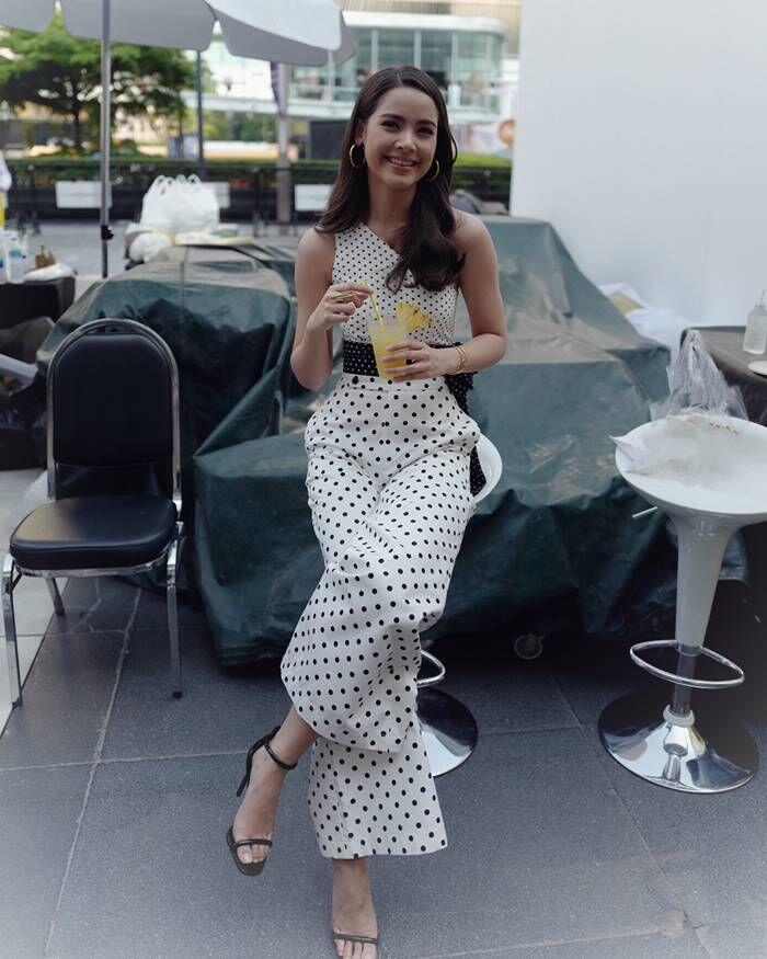 9 Outwear Monokrom ala Urassaya Sperbund Bikin Kamu Anggun Bak Ratu!