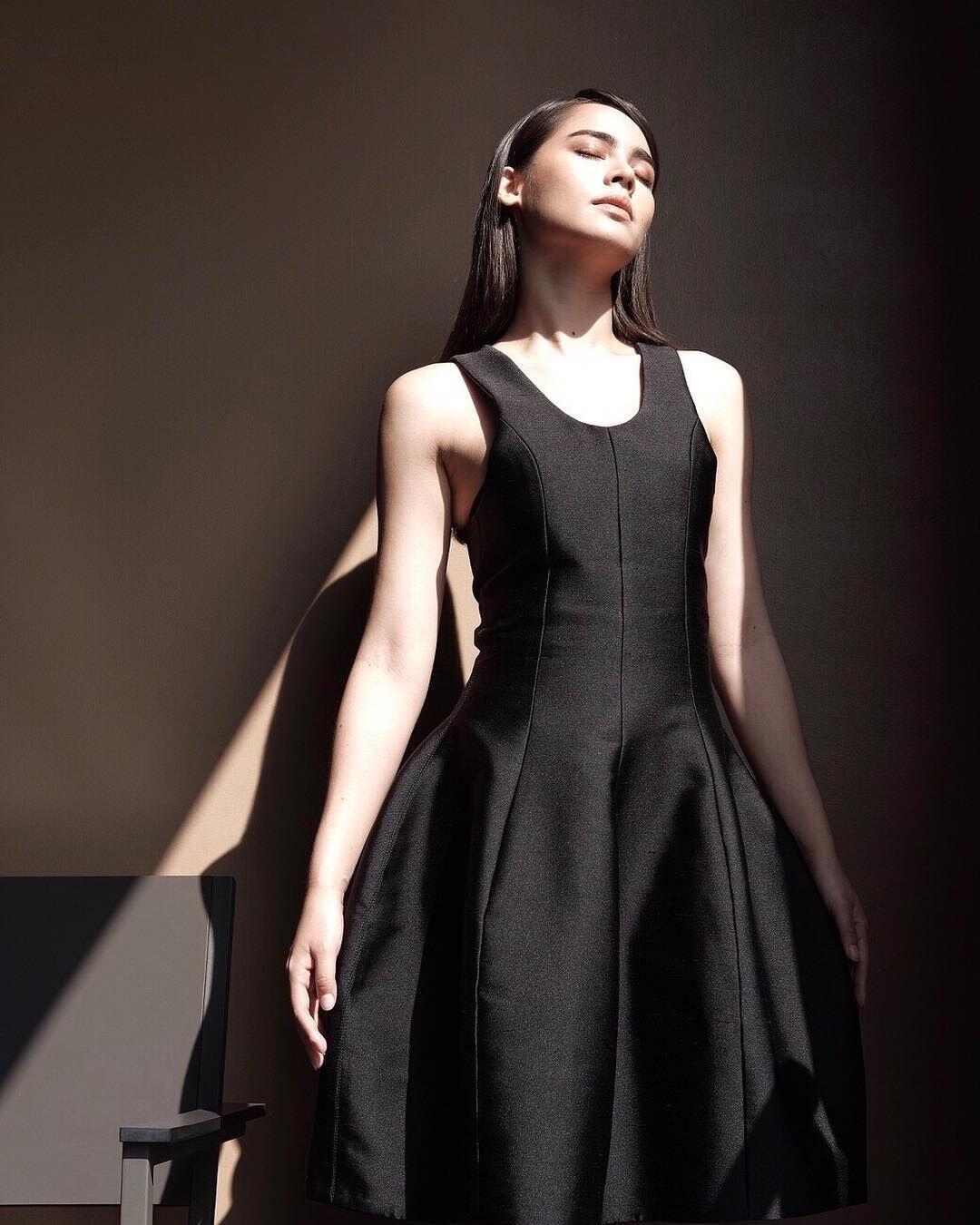 9 Outwear Monokrom ala Urassaya Sperbund Bikin Kamu Anggun Bak Ratu!