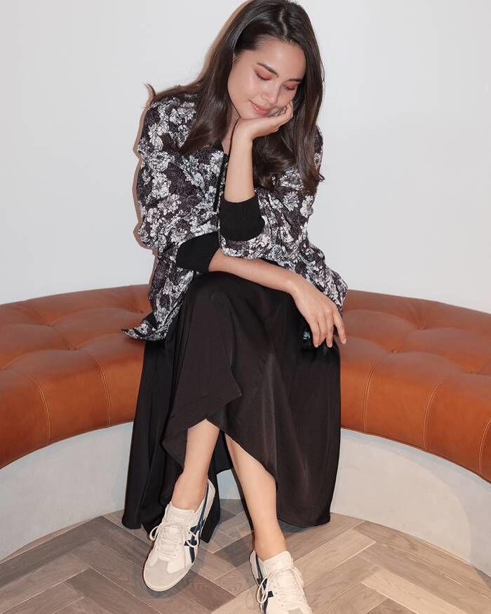 9 Outwear Monokrom ala Urassaya Sperbund Bikin Kamu Anggun Bak Ratu!