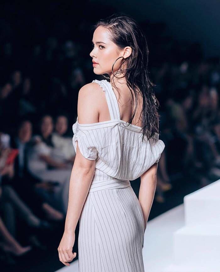 9 Outwear Monokrom ala Urassaya Sperbund Bikin Kamu Anggun Bak Ratu!
